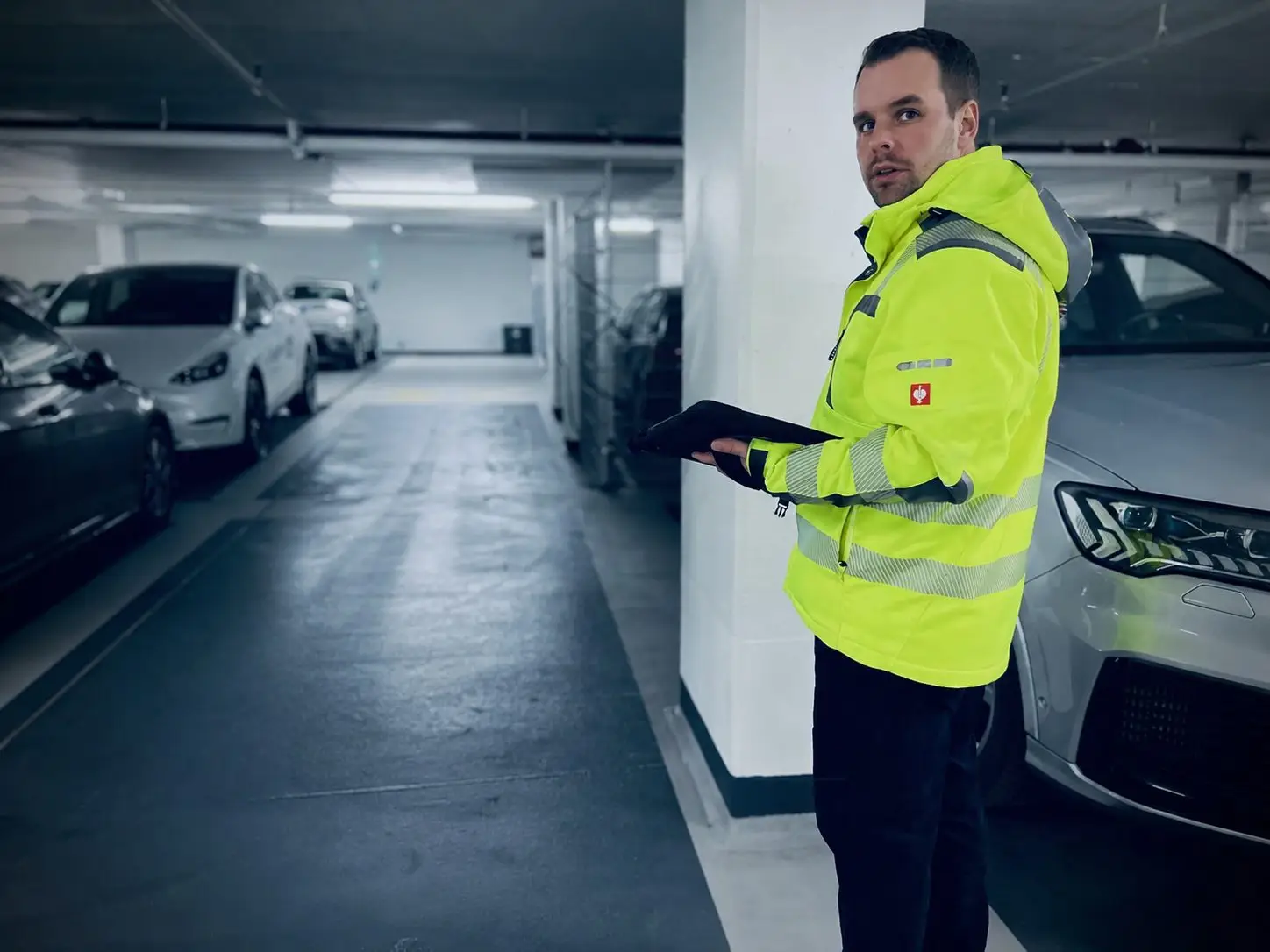 Sachverständiger bei der Begutachtung einer Tiefgarage